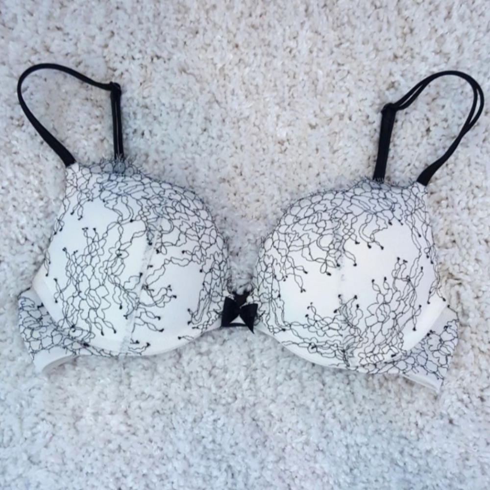 Victoria's Secret Very Sexy 32C white  lace bra